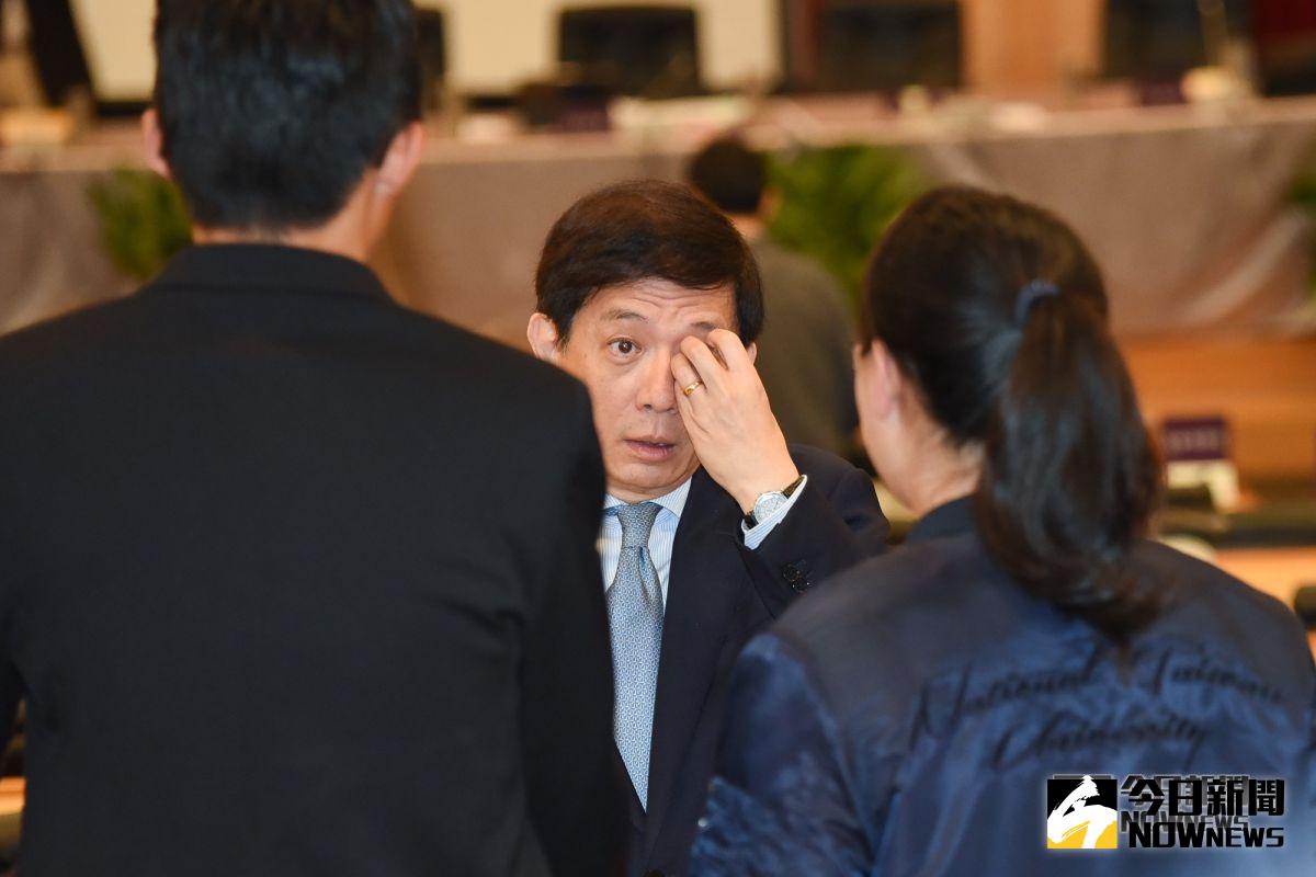 管中閔出席校務會議，會後與學生代表聊天。（圖／記者陳明安攝，2019.03.23）