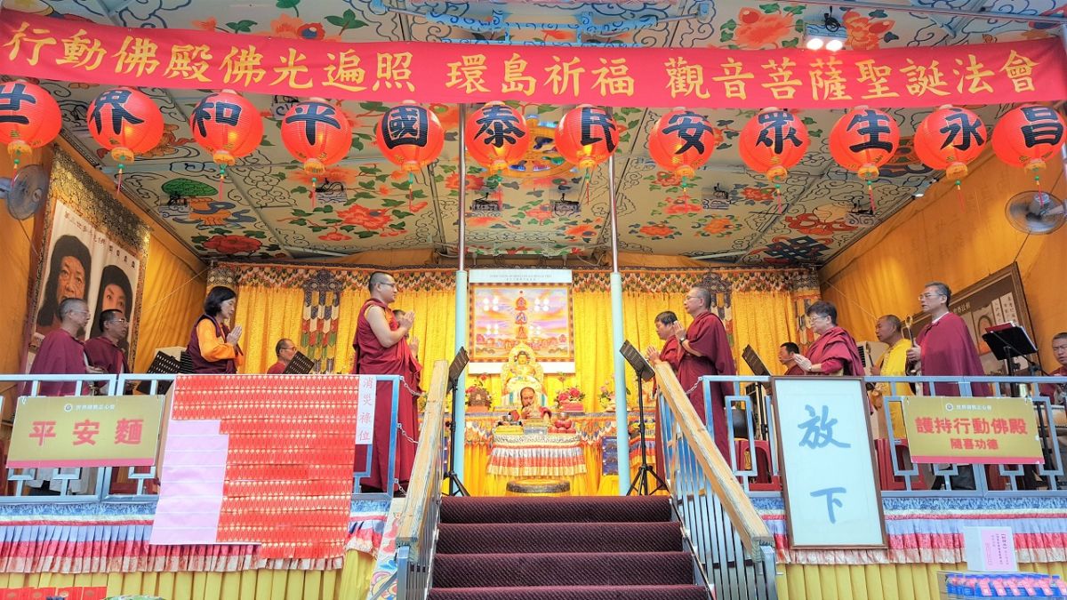 ▲行動佛殿第33站抵高雄旗山， 恆性嘉措仁波且(中)啟建《 恭祝觀世音菩薩聖誕法會》，祈請諸佛菩薩加持有情福慧增長，幸福吉祥。（圖／佛教正心會提供）