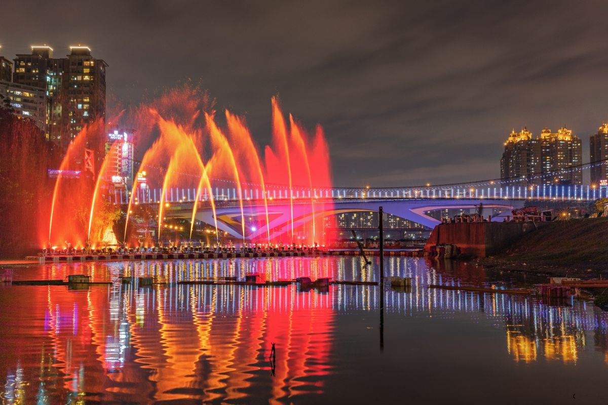 ▲奪目繽紛的新北市碧潭水舞秀已吸引超過10萬人次欣賞。（圖／新北市觀光旅遊局提供）