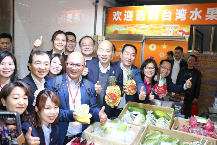 ▲高雄市長韓國瑜今（25）日前往深圳平湖海吉星國際農產品物流園區見證簽約前，他也走入園區販集通路親自推銷台灣水果。（圖／高市府提供）