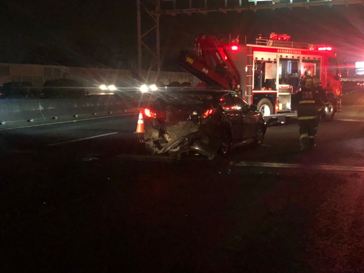 ▲國道1號北上195公里彰化路段驚傳一起3車連環追撞重大事故，造成4人輕重傷。（圖／記者陳雅芳翻攝，2019.03.25）