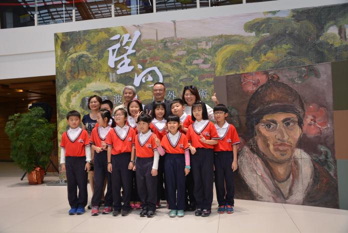 ▲揭幕式由黃敏惠市長和大同國小學生一起拼出陳澄波的自畫像。（圖／記者郭政隆攝影2019.3.25）