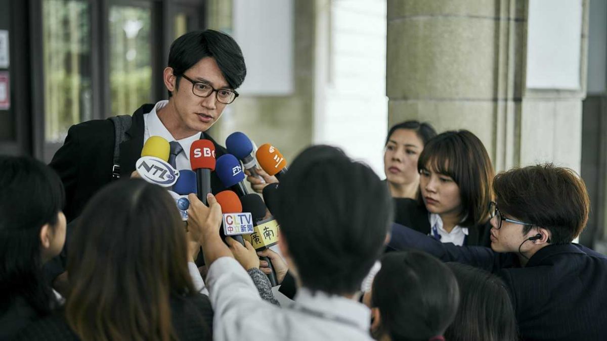 ▲吳慷仁演出幫加害者辯護的律師。（圖／公視提供）