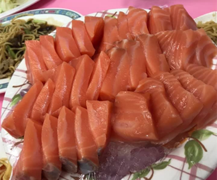 有網友在爆怨公社貼出在墾丁大街海產店點的一盤鮭魚生魚片照片，滿滿一盤30片只要200元。（圖／翻攝自爆怨公社）
