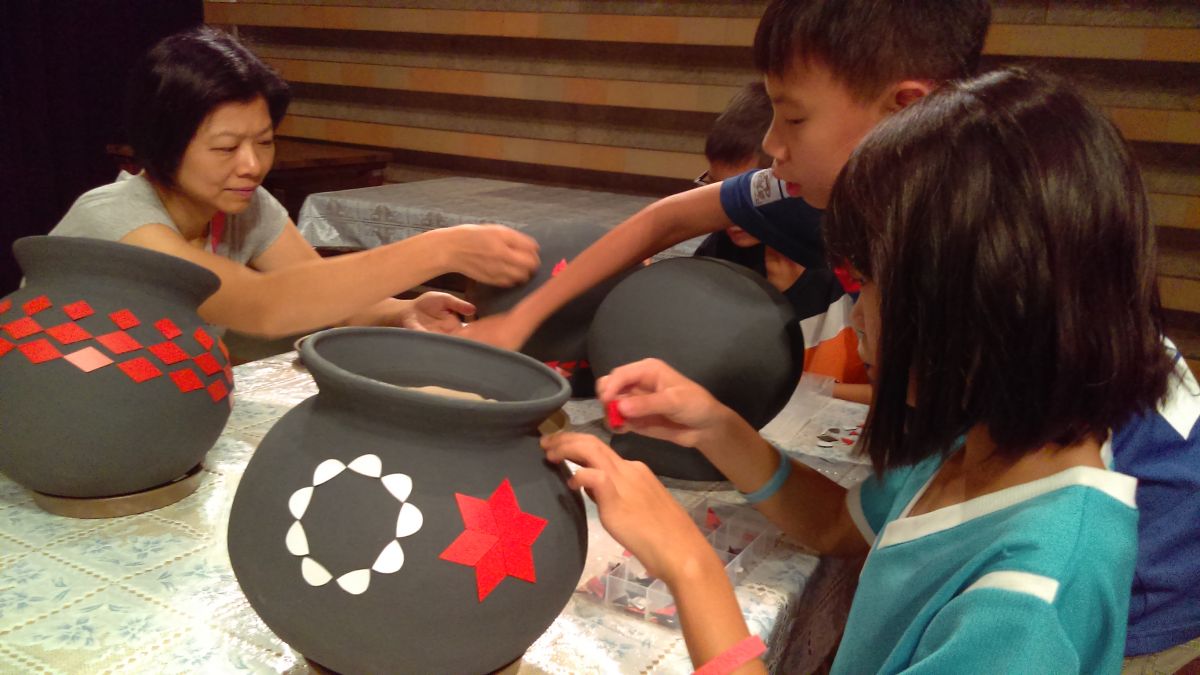 ▲「陶罐穿新衣」以磁性陶壺及各色軟磁鐵，讓小朋友自由創作，為陶壺裝扮新衣裳。（圖／陶博館提供）