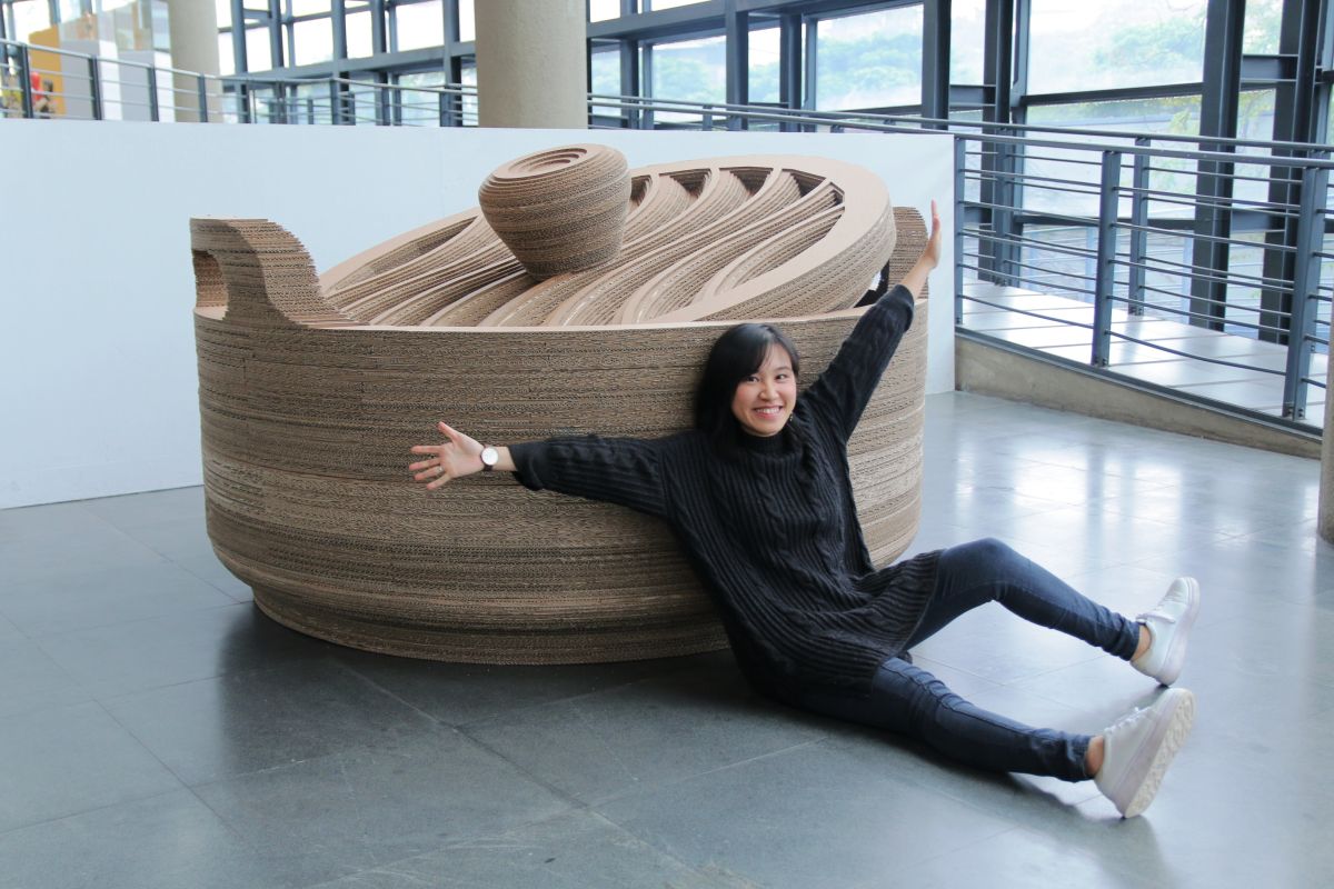 ▲陶博館以回收瓦楞紙打造「巨型梅甕」，為醃脆梅活動暖身。（圖／記者蔡琇惠攝，2019.03.26）