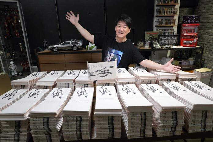 周華健親簽4500張專輯　簽到字跡變開直播澄清
