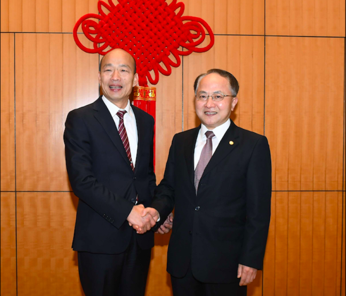 高雄市長韓國瑜（左）22日拜會香港中聯辦主任王志民（右），引起台港譁然。（圖／翻攝香港中聯辦）