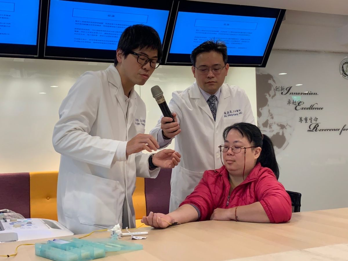 ▲針對周邊神經病變，台北醫學大學附設醫院創新，以超音波輔助定位，施以針灸幫助患者緩解疼痛。（圖／記者汪瑋琪攝）
