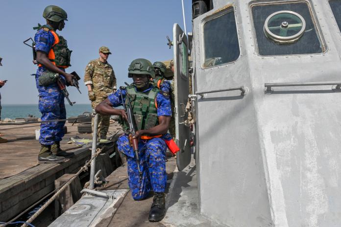 ▲「疾速團結2019」演習（Obangame Express 2019）14至22日在西非甘比亞海岸舉行，我國援助前友邦甘比亞的海鷗快艇也出現在演習中。（圖／美國海軍）