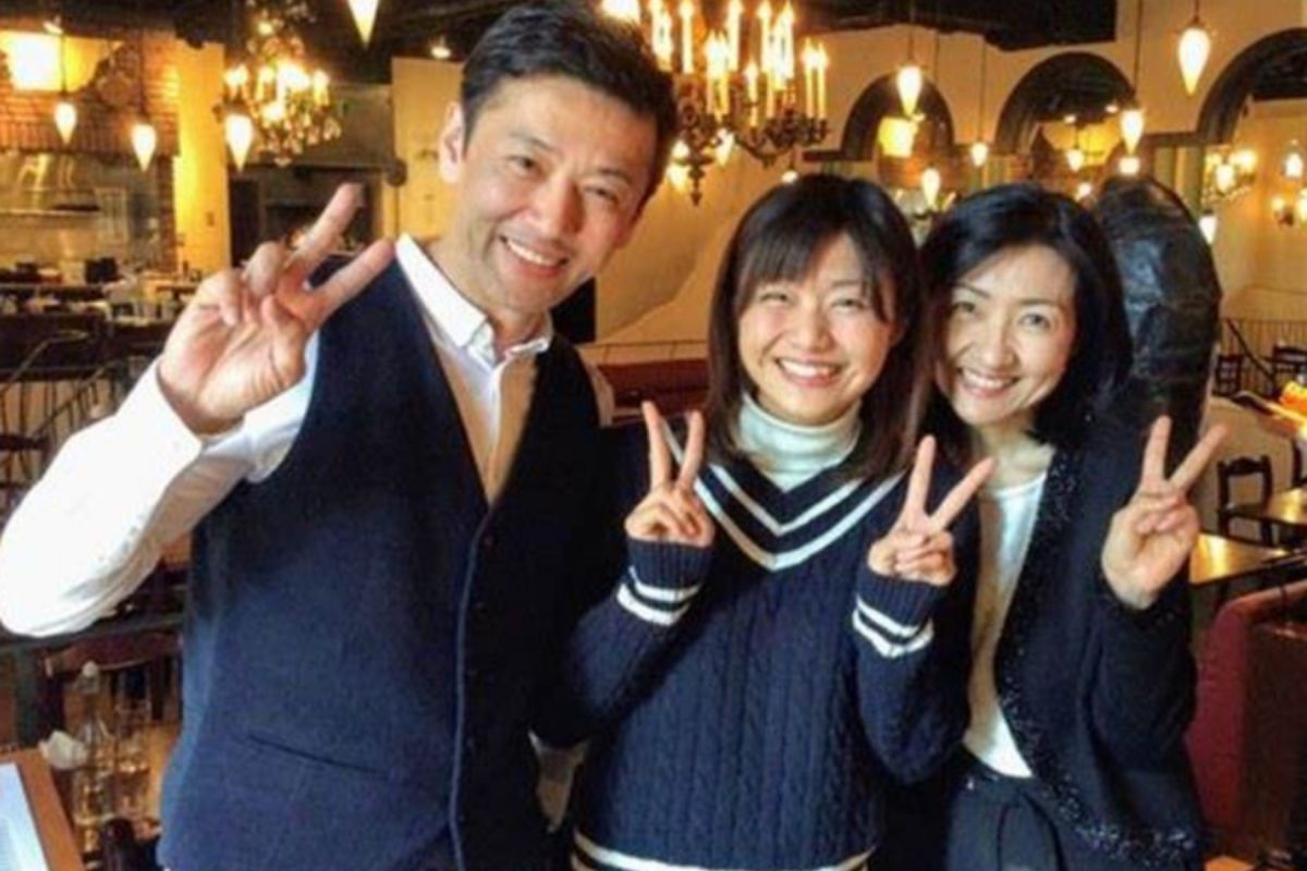 ▲大浦龍宇一（左一）與岳母寺田理惠子（右一）僅差7歲，中為妻子友理惠。（圖／友理惠部落格）