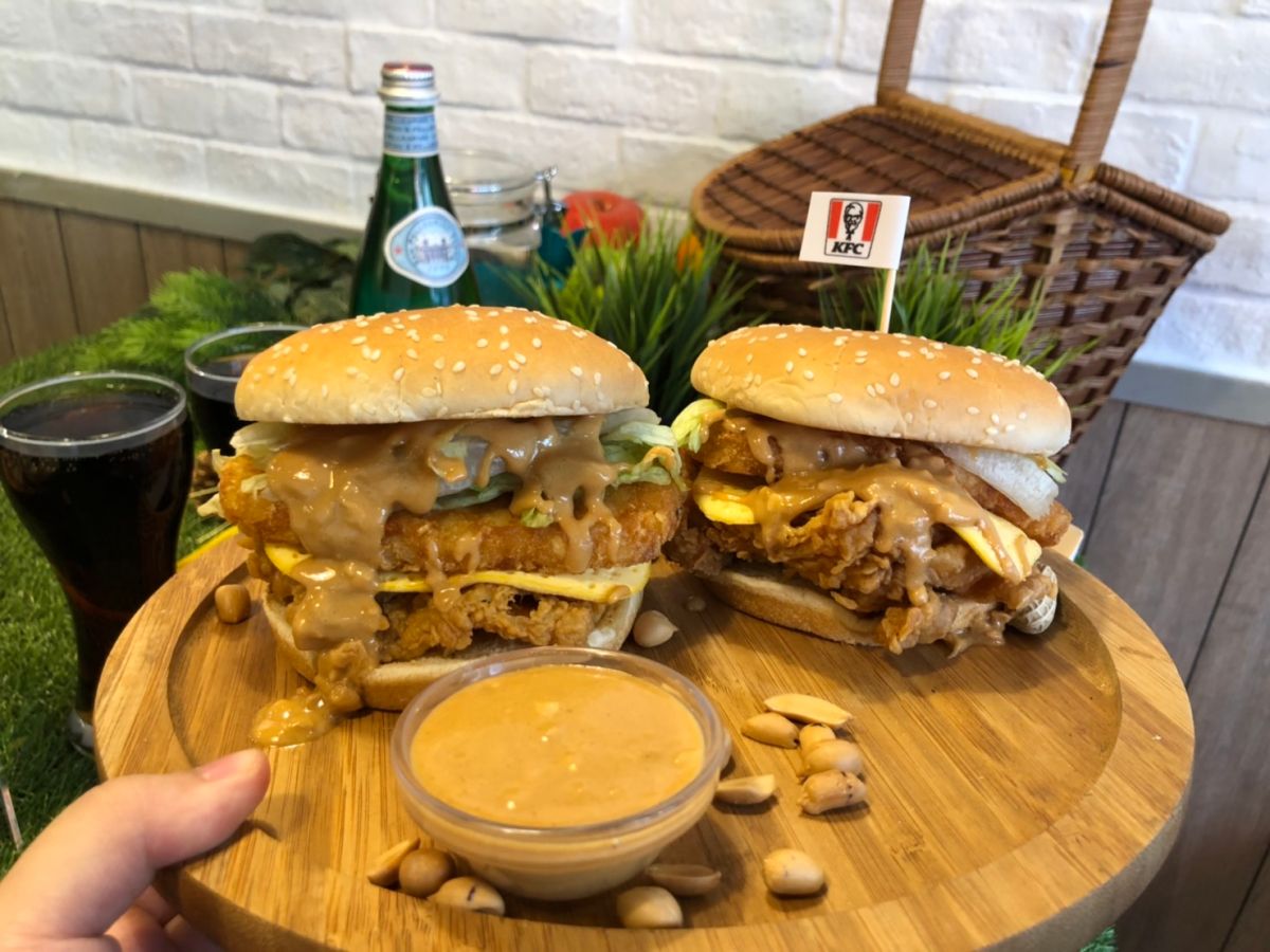 ▲肯德基為了回應廣大花生醬粉絲的瘋狂敲碗，繼去年推出花生培根咔啦雞腿堡後，現在加碼推出升級版的「花生熔岩咔啦雞腿堡」。（圖／記者彭夢竺攝）