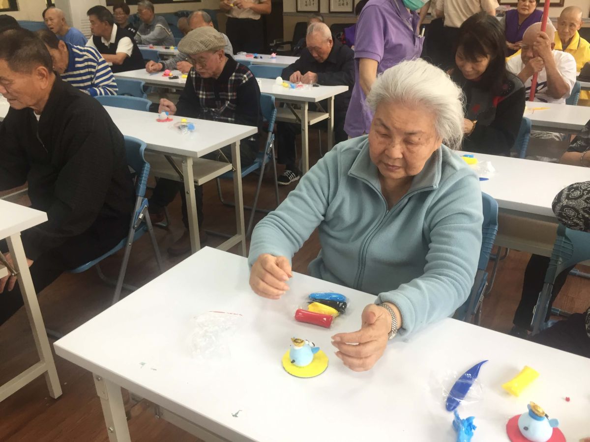 ▲中彰榮家邀請民俗技藝達人辦理榮民捏麵人教學，帶動榮民參與學習及動手捏塑屬於自己的作品，重拾榮民童年的記憶及歡喜。（圖／記者陳雅芳攝，2019.03.26）