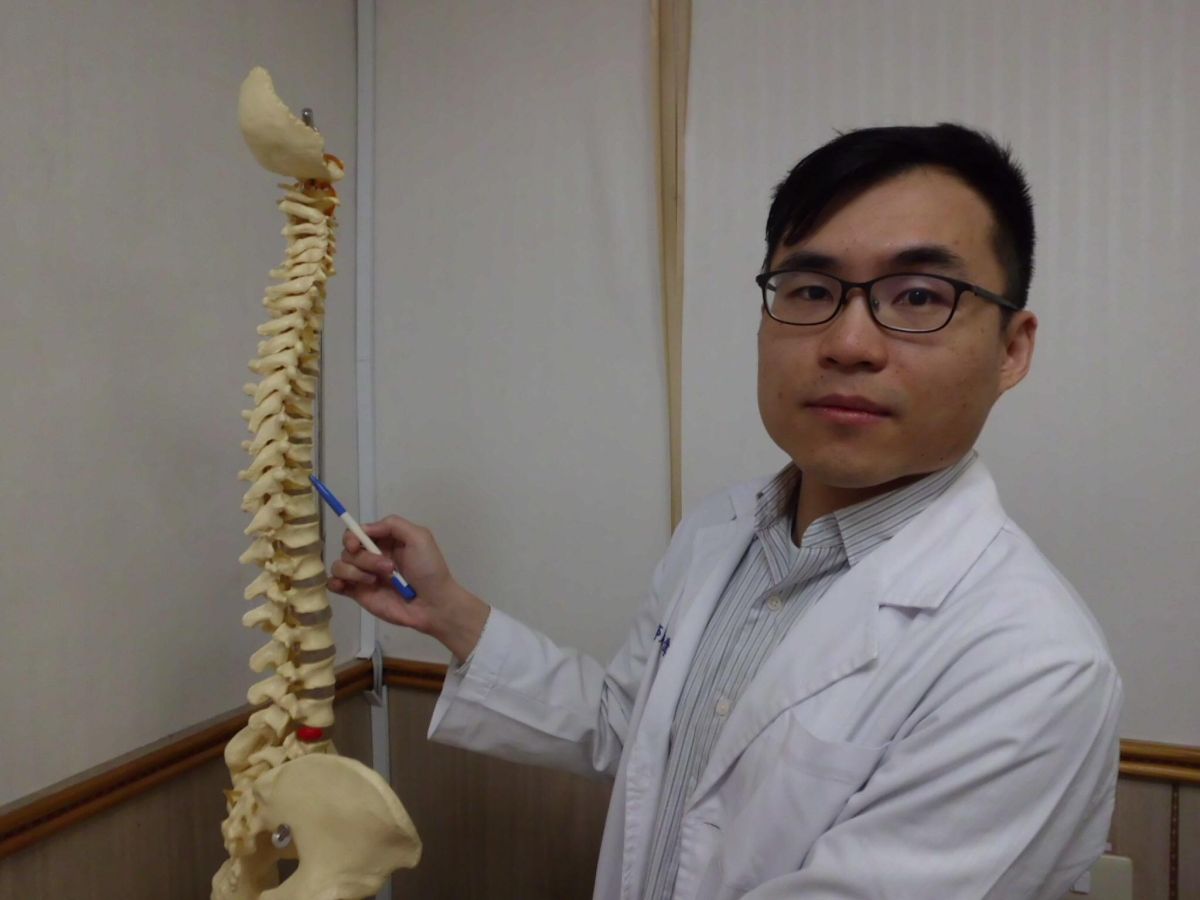 ▲彰化縣員林市宏仁醫院復健科醫師唐浩偉指出病人第一腰椎骨質疏鬆並發生壓迫性骨折。（圖／記者陳雅芳攝，2019.03.26）