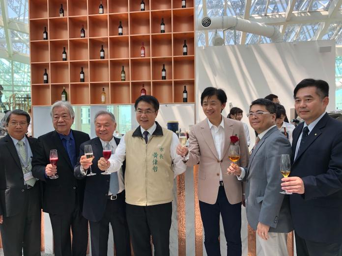 台南市長黃偉哲（左四）出席「LUMIÈRE美．食光」餐酒館開幕餐會