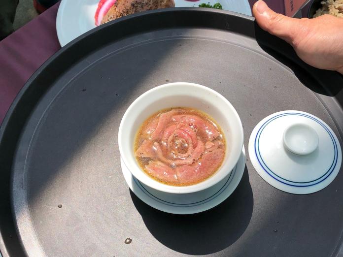 影／絕世「美」味牛肉湯　用餐化為一場美術饗宴
