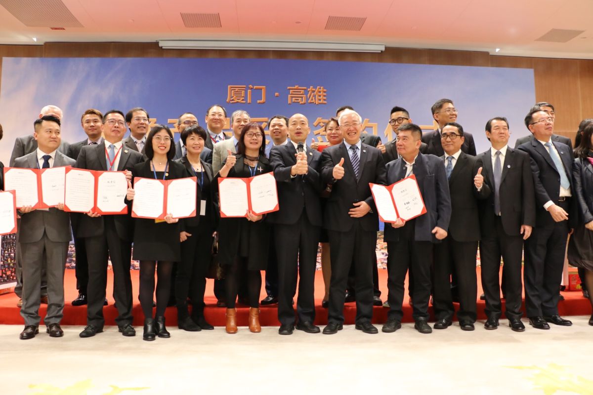 ▲高雄市長韓國瑜今(26)日前往廈門，見證由高雄市農會攜手尚騰農產有限公司等5家共同簽成5件農漁產品合約，簽約金額達新台幣9億元。(圖／高市府提供)