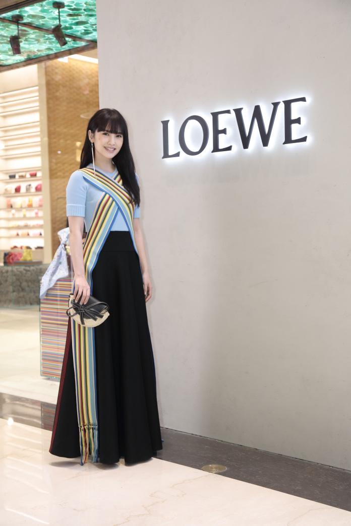 楊丞琳穿上風格獨具的洋裝，出席 LOEWE 微風南山全新 CASA LOEWE 概念店開幕派對。圖@LOEWE