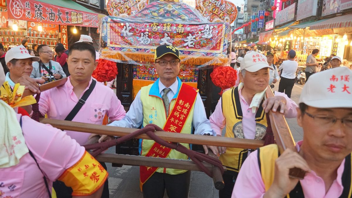 ▲南瑤宮笨港進香神轎由市長林世賢掌轎，於廟前七進七出參拜北港媽後進入駐蹕。（圖／記者蘇榮泉攝，2019.03.26）