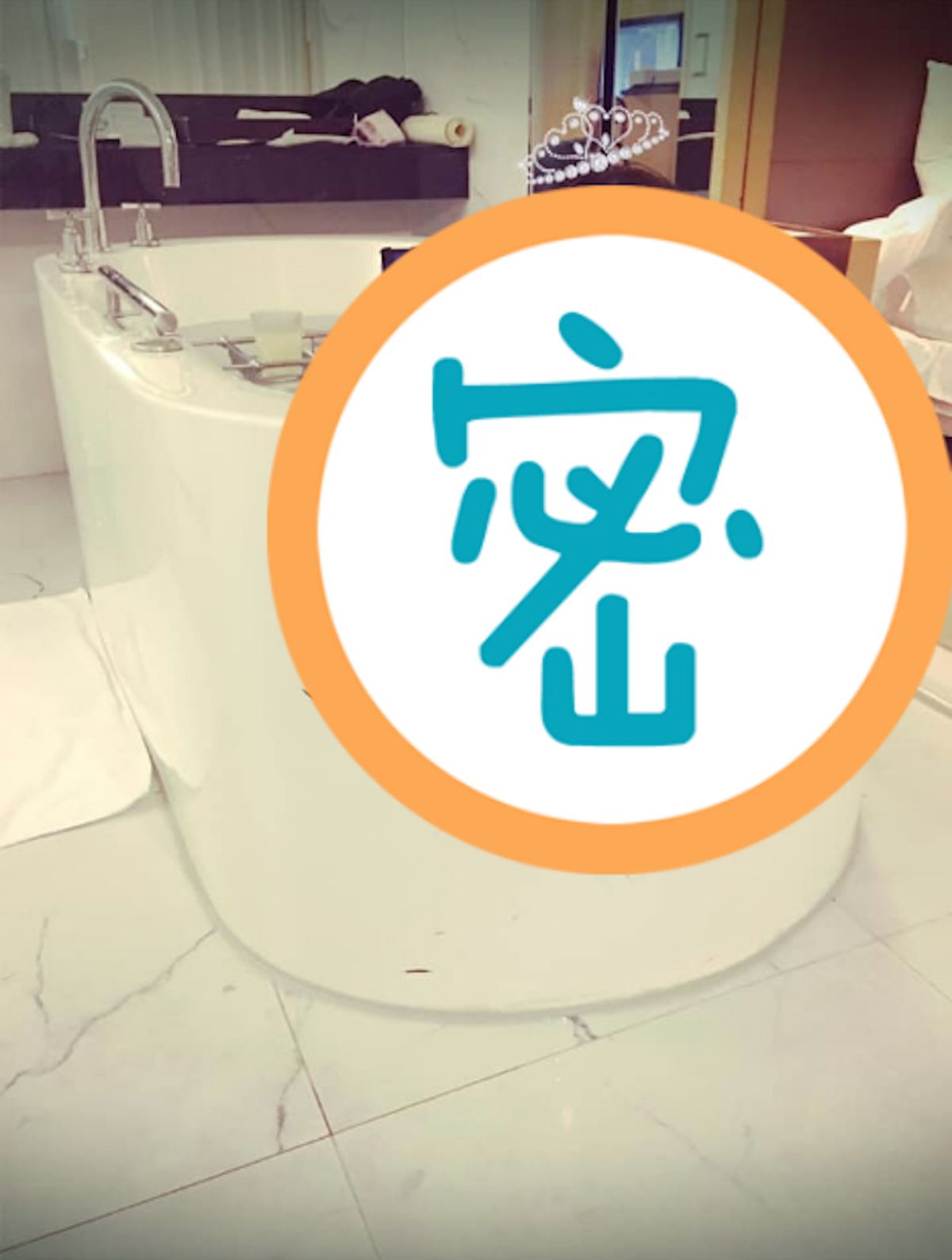 ▲一名人妻在臉書社團「爆怨公社」表示，泡澡的時候請老公幫忙拍一張唯美的照片，豈料「老公視角」曝光，卻讓她憤怒直呼「搞什麼東西啦！那個誰？」（圖／翻攝自爆怨公社）