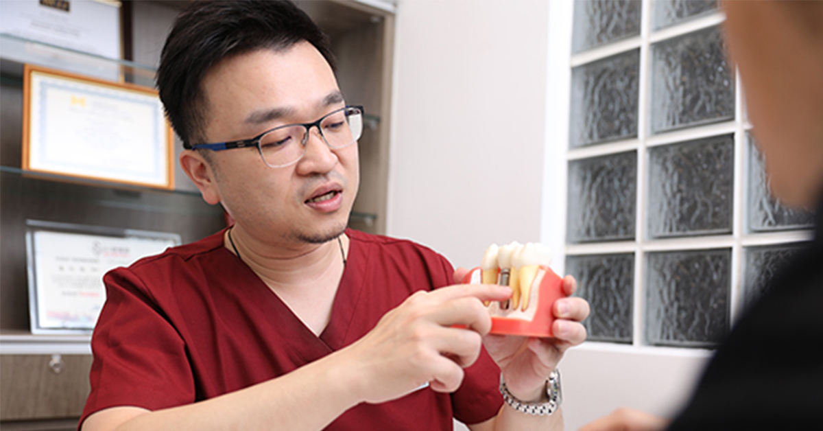 ▲阮柏升表示，通常缺1顆牙時可選擇磨小前後牙齒做3顆支撐的牙橋，或以缺1顆牙植入1顆植牙，兩種方式。（圖／阮柏升醫師提供）