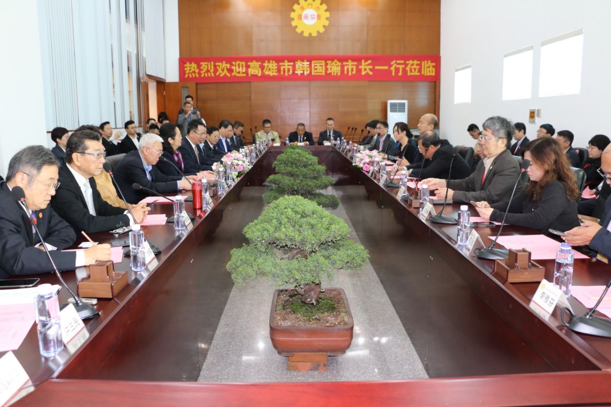 ▲高雄市長韓國瑜今(27)日前往廈門大學參訪廈門大學張榮校長率各研究所所長及台灣研究院副院長等參與座談。（圖／高市府提供）

