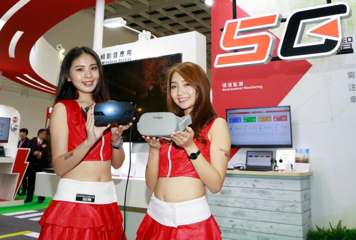 ▲遠傳與台灣愛立信現場聯手啟動5G連網，透過5G高速、大頻寬、低延遲特性呈現8K VR高清影音，成功吸引現場參觀者目光。（圖／記者劉士成攝）
