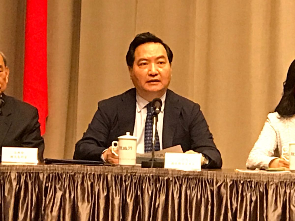 行政院政務委員羅秉成，28日說明行政院提高酒駕重罰的修法過程。（圖／記者林人芳攝，2019,03,28)