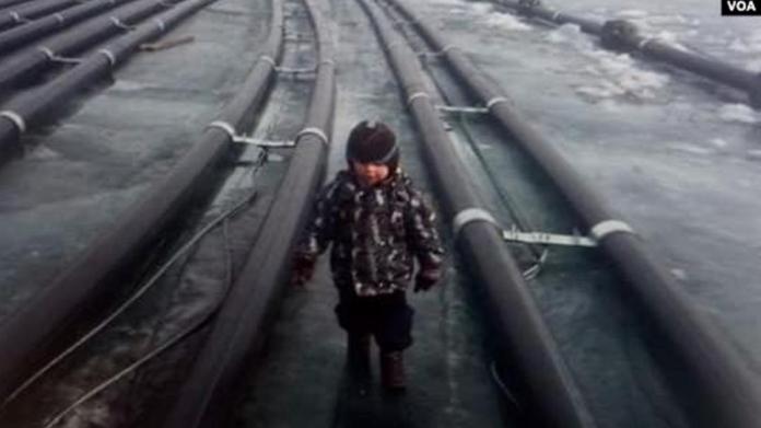 中國大陸投資興建的瓶裝水工廠已在貝加爾湖上架設了許多抽水管道。（圖／翻攝VOA）