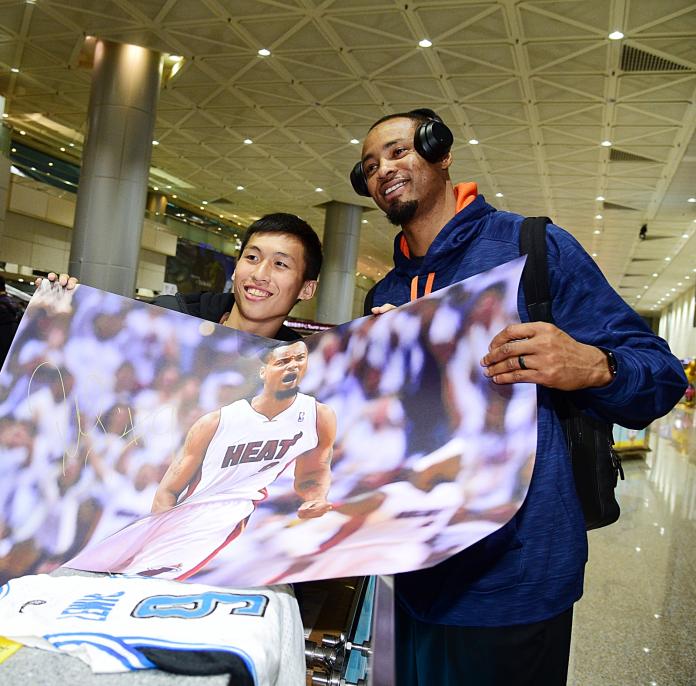 NBA冠軍成員Rashard Lewis今(28)日抵台，瘋狂球迷帶著大幅海報前來接機。(圖／NBA官方提供)