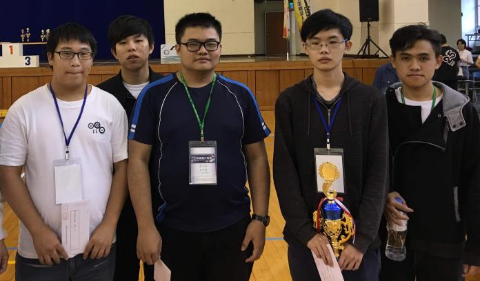▲高苑科技大學電機系學生陳茂勝(右2)參加工業機器人競賽獲分組第一名之殊榮。(圖／記者黃守作攝)