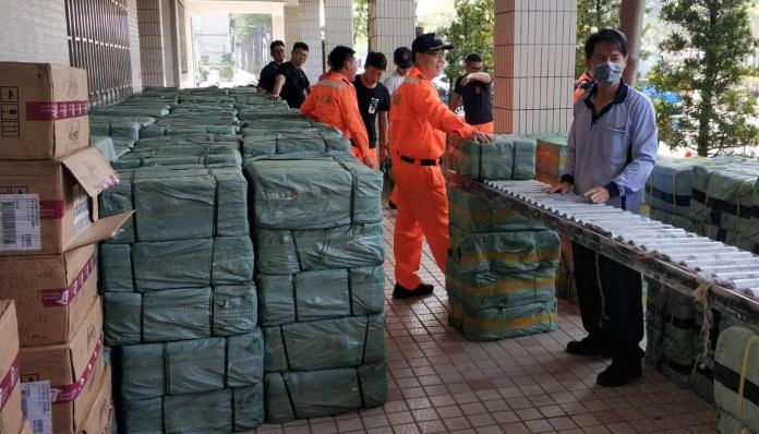 ▲財政部關務署高雄關聯手警方出擊共同查獲大陸走私香菇及未稅香菸。(圖／記者黃守作攝，2019.03.28)