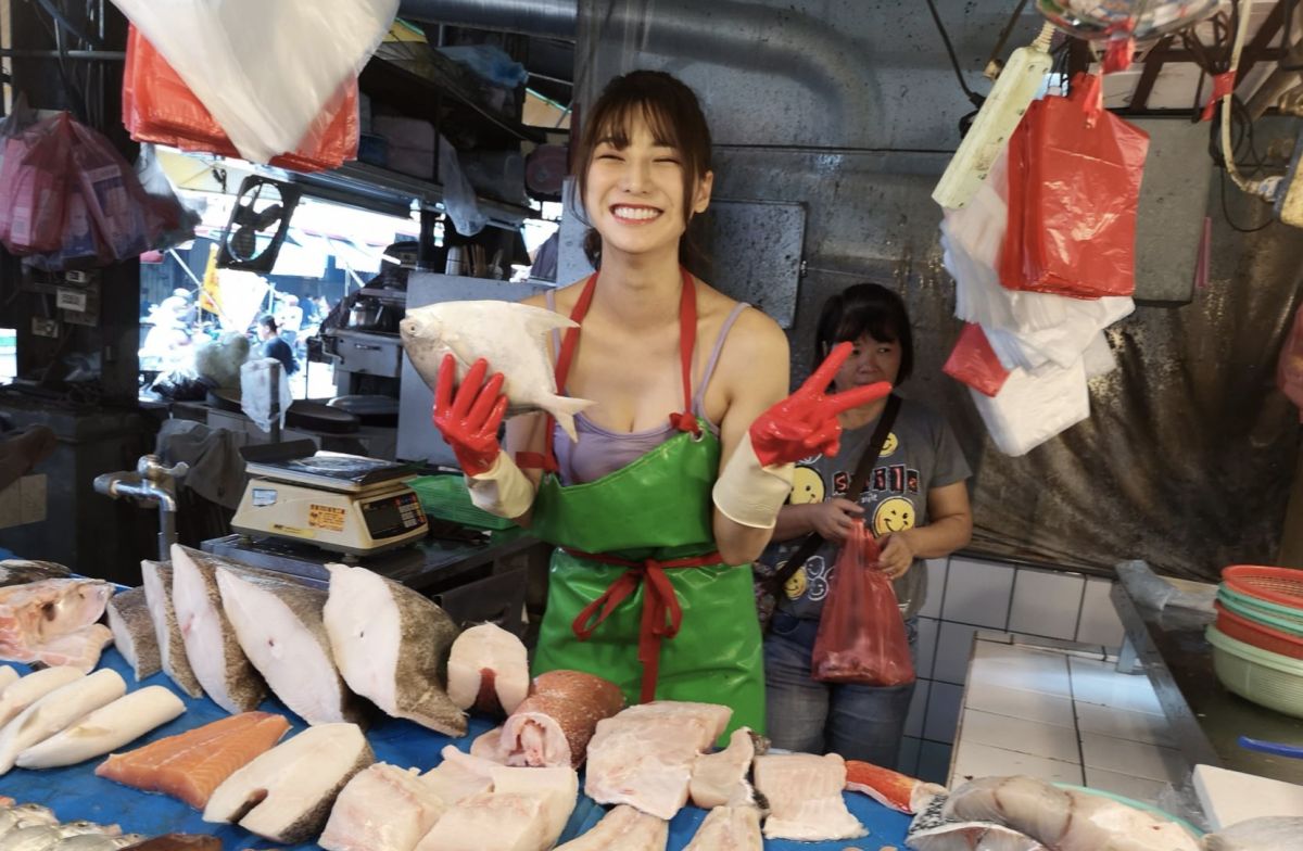 ▲直播網紅「阿澎」清涼現身社頭鄉菜市場魚攤，火辣性感的身材、僅穿著小背心和圍裙殺魚，熟手的去鱗除內臟，手腳相當俐落。（圖／翻攝自「心-阿澎正傳」臉書）