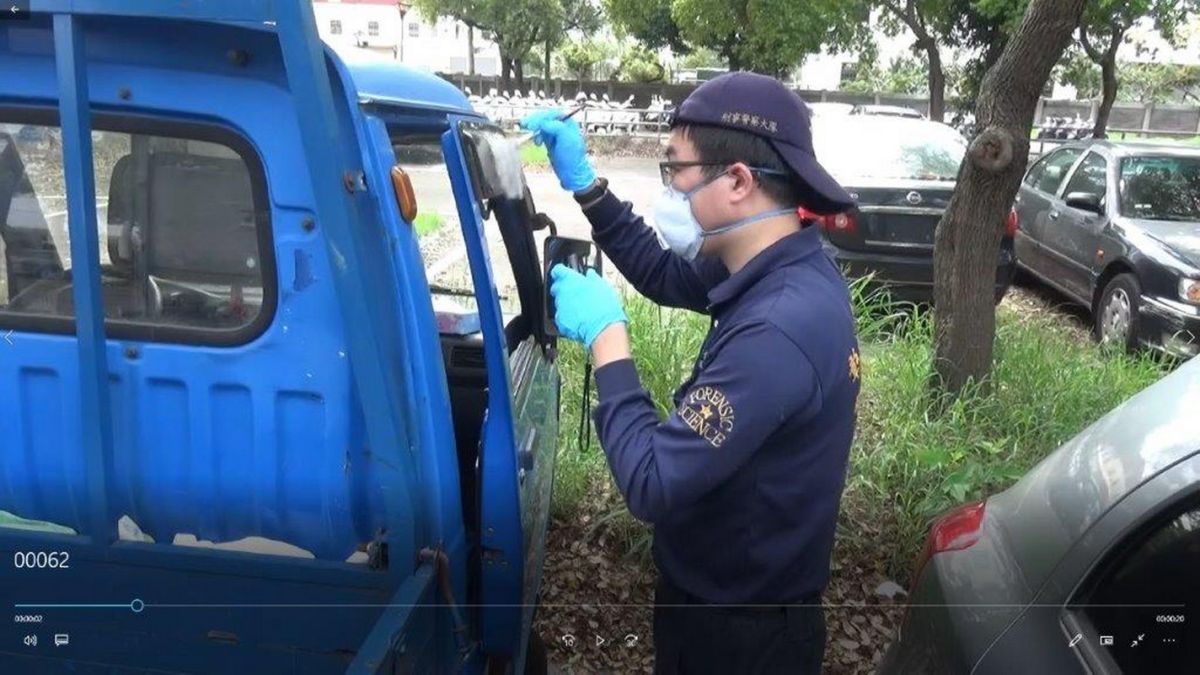 ▲田中警分局偵查隊查獲陳男在十八彎古道載走水鹿的小貨車，並進行採證。（圖／記者陳雅芳翻攝，2019.03.28）