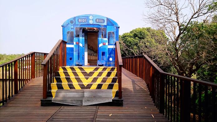 舊鐵橋藍皮車廂改造微型博物館　展屏東鐵路歷史
