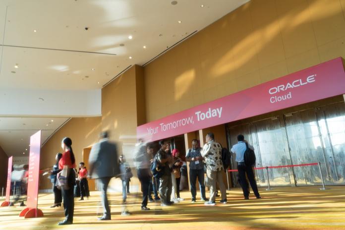 ▲在本周於新加坡召開的甲骨文全球大會上，10多家具代表性的企業展示他們使用Oracle自主資料庫後對企業的助益。（圖／甲骨文提供）