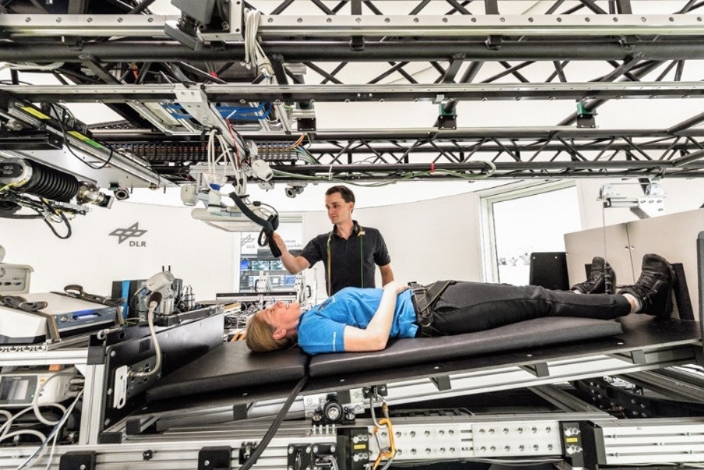 NASA徵求自願者接受研究，任務簡單，只需躺在床上兩個月。（圖／翻攝Twitter）