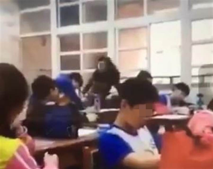 ▲新北市汐止區某國小老師因情緒失控，連踹6次吵鬧學生。（圖／記者宋原彰翻攝）