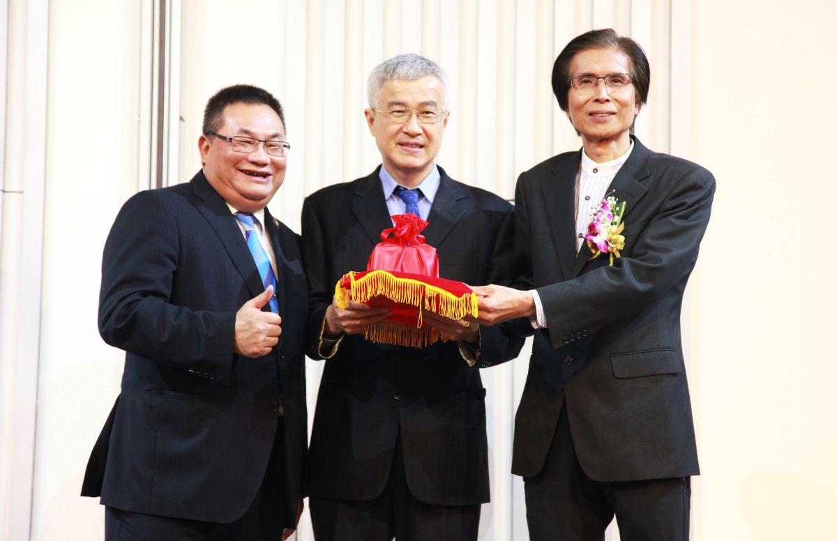 ▲桃園市不動產開發商業同業公會昨天進行理事長以及理監事改選，大睦建設總經理李文科當選新任理事長，桃園市政府秘書長李憲明擔任交接監交人。（圖／記者李春台攝, 2019.03.28）