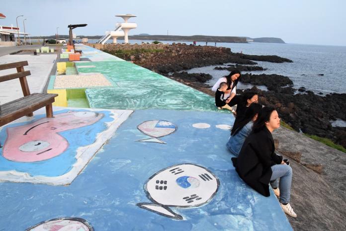 風櫃「韓國魚」彩繪成打卡景點　2013完成時空旅人畫

