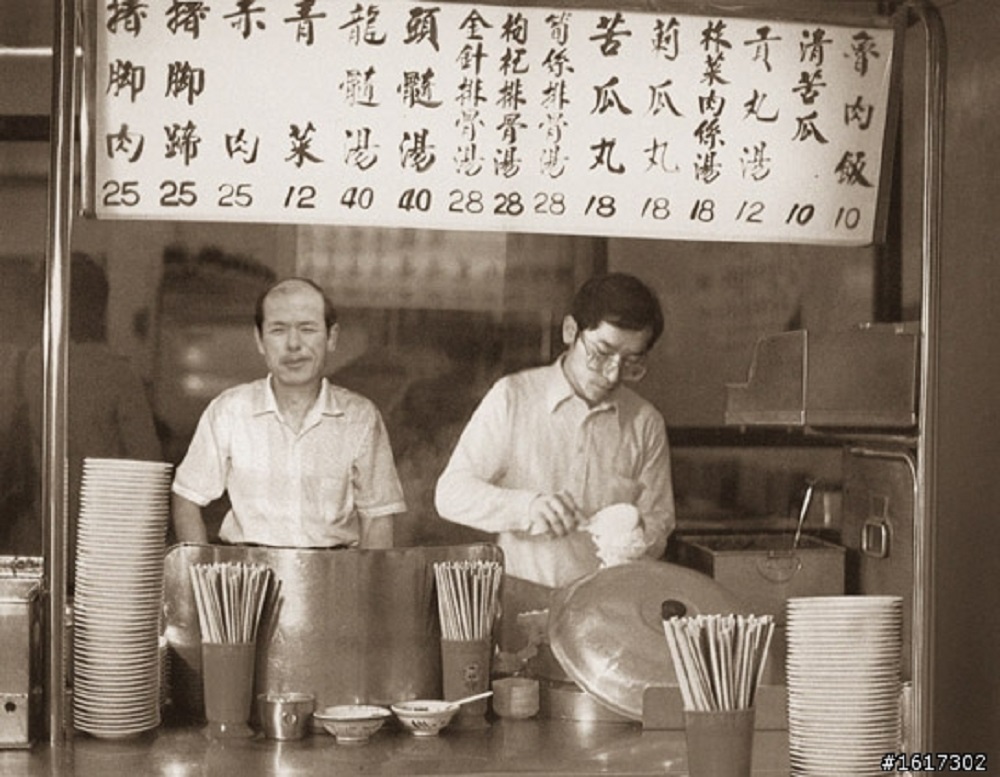 ▲有網友在 PTT 表示， 1981 年鬍鬚張的滷肉飯 1 碗只要 10 元！（圖／翻攝自PTT）