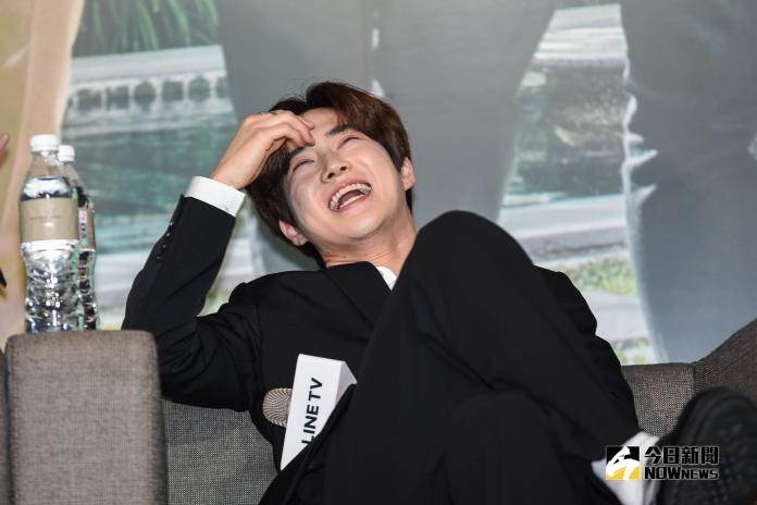 EXO成員Suho現場學台語笑倒在沙發上。（圖／記者陳明安攝，2019.03.30）