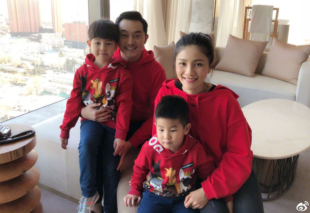 ▲胡可與演員老公沙溢一家四口幸福美滿。（圖／翻攝微博）