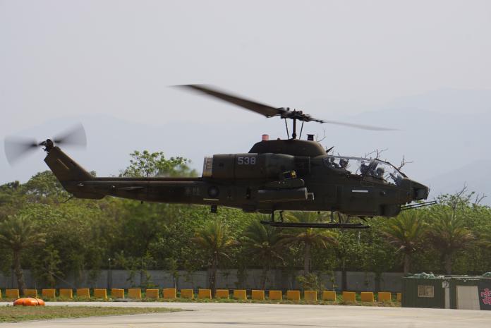 ▲陸軍新社龍翔營區開放預演，AH-1W攻擊直升機性能展示。（圖／記者呂炯昌攝）