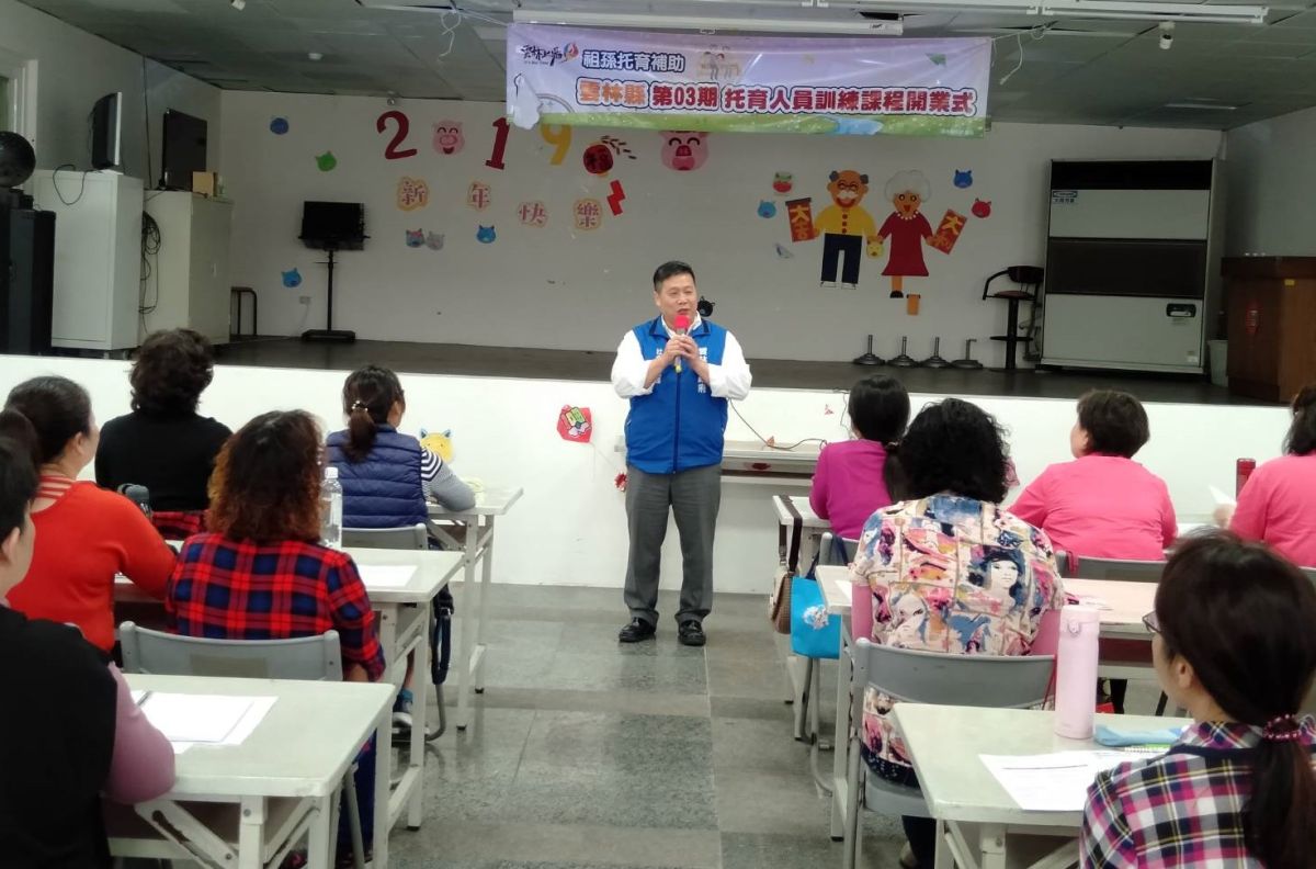 ▲林文志歡迎阿公阿嬤來上課。（圖／記者蘇榮泉攝，2019.03.30）