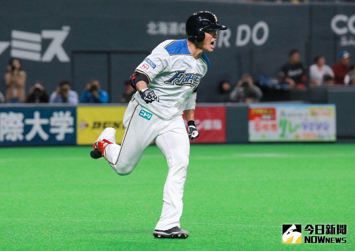 ▲ ▲日本火腿鬥士隊外野手王柏融擊出首安興奮握拳。（圖／記者葉政勳攝 , 2019.03.30）