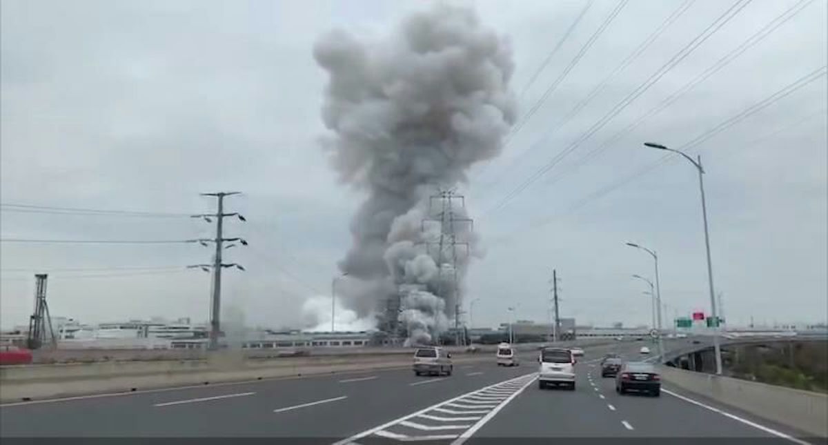 ▲昆山台企漢鼎精密金屬有限公司 31 日上午發生燃爆事件，目前已造成 7 人死亡、1 人重傷和 4 人輕傷。漢鼎精密金屬是台灣上市公司華孚科技的子公司。圖為爆炸引發數百公尺高的濃煙，威力驚人。（台商提供）中央社 108 年 3 月 31 日