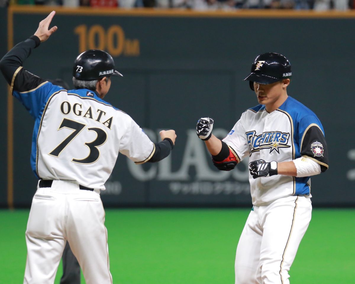 王柏融敲出安打，跑壘教練為他打氣。（圖／葉政勳攝）