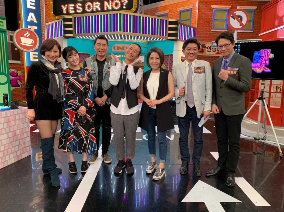 ▲浩子（左四）、于美人（右三）主持《請問你是哪裡人》。（圖／衛視提供）