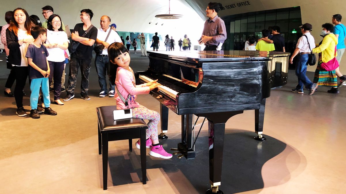 ▲衛武營在公共空間榕樹廣場設置公共鋼琴，所有人皆可自由使用。（圖／記者陳美嘉攝，2019.03.31）
